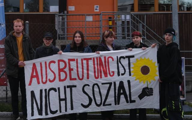 Die JUSO Aargau hat am 1. April vor mehreren Institutionen des zweiten Arbeitsmarktes demonstriert.