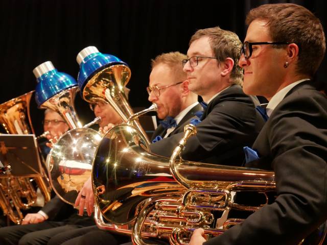Durch das «Stopfen» der Schalltrichter gewinnt man zusätzliche Klangfarben.