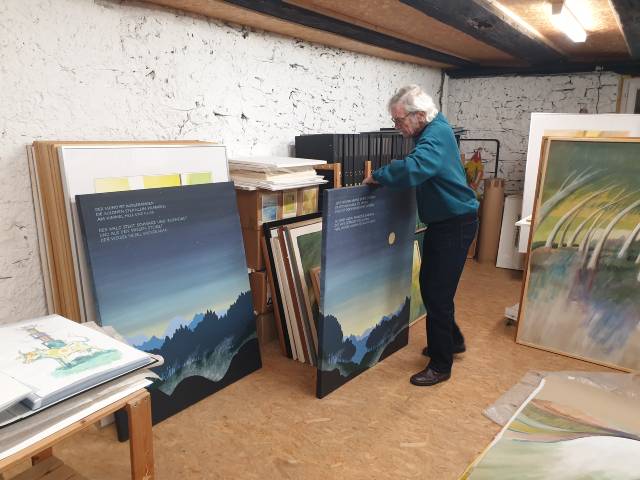 Viktor Hottinger in seinem Archiv mit Bildern des Triptychons zum «Abendlied» von Matthias Claudius