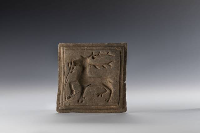 Model für eine Blattkachel mit schreitendem Hirsch. Foto: Kantonsarchäologie, © Kanton Aargau