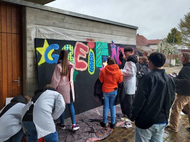 Die Jugendlichen gestalteten ein grosse Graffiti-Bild. Foto: zVg