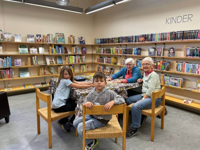Helga Kunsemüller (hinten links) und Monika Marbot mit Lorraine und Sergiu.
