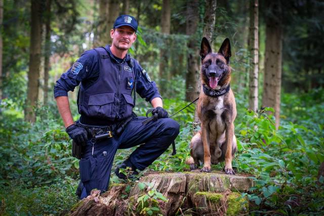 Diensthund «Phox» mit seinem Besitzer