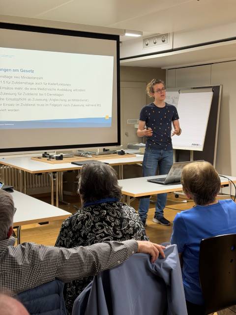 Lukas Blaser vom Vorstand der Jungen EVP präsentiert die Änderungen des Zivildienstgesetzes.