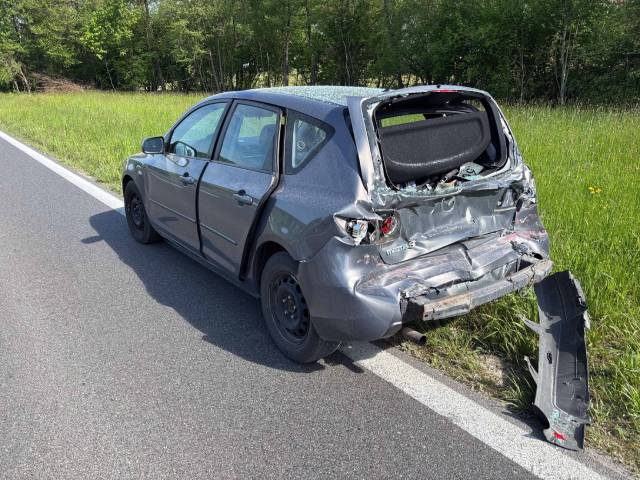 Weil die Fahrerin mit einem ihr ungewohnten Automatikgetriebe unterwegs war, verwechselte sie Kupplungs- und Bremspedal und verursachte einen Auffahrunfall.