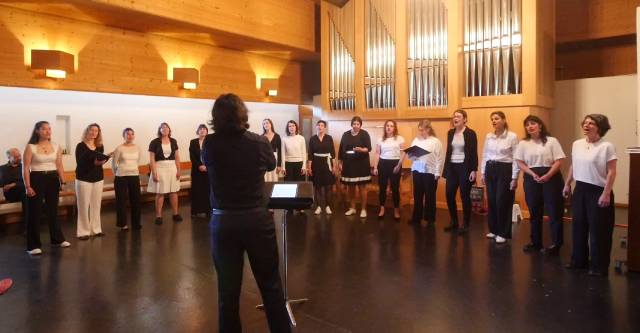 Mal getrennt, mal gemeinsam: Das Frauenensemble Singvoll und der Männerchor Magden gaben ein Frühlingskonzert.