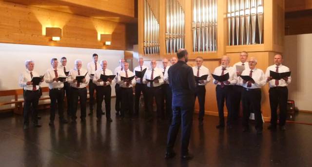 Mal getrennt, mal gemeinsam: Das Frauenensemble Singvoll und der Männerchor Magden gaben ein Frühlingskonzert.