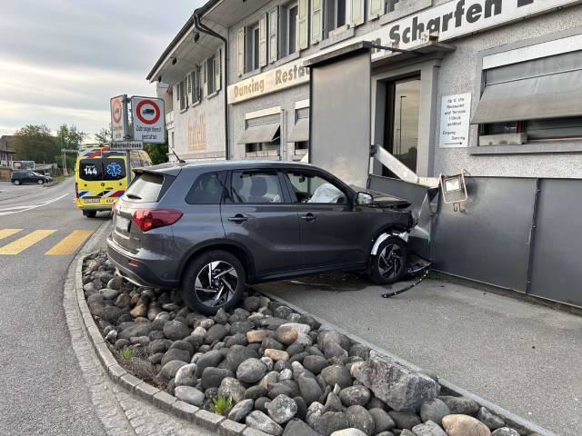 Schwere Folgen hatte die Kollision mit einem Sichtschutzzaun.