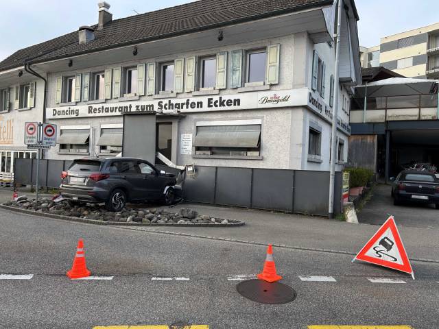 Schwere Folgen hatte die Kollision mit einem Sichtschutzzaun.