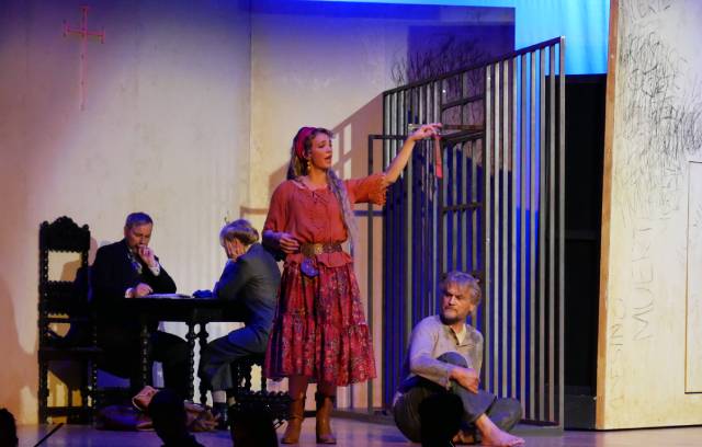 Prosper Mérimée (Matthias Fankhauser) und Micaëla (Jeanne-Pascale Künzli-Lüdin, von links) besuchen den Gefangenen José (Peter Bernhard), der Carmen (Sarina Weber) in seiner Erinnerung wieder zum Leben erweckt.
