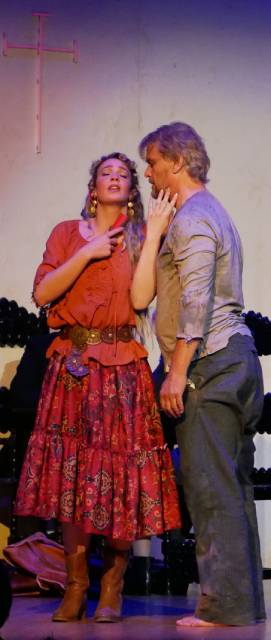 Freiheitsdrang trifft auf Besitzanspruch: Die Beziehung zwischen Carmen (Sarina Weber) und José (Peter Bernhard) kann nicht gut enden. 