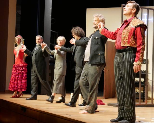 Viel Beifall gab es für (von links) Sarina Weber, Matthias Fankhauser, Jeanne-Pascale Künzli-Lüdin, Andrea Del Bianco, Peter Bernhard und Cheyne Davidson.