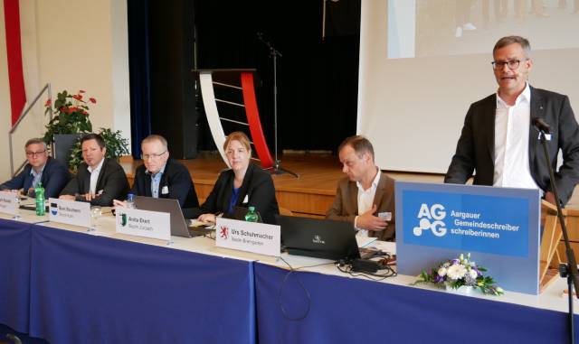 Präsident Widmer (stehend) führte zügig durch das Programm.