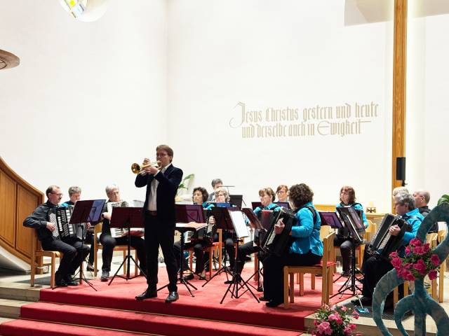 Beim Auftaktstück spielte Dirigent David Meyer die Trompete. Foto: Lilia Staiger
