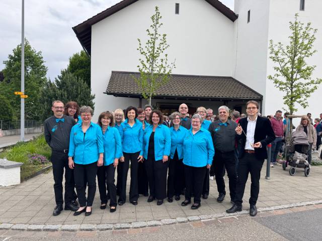 Beim Apéro kam das Harmonika-Orchester für ein Gruppenbild zusammen. Foto: Lilia Staiger