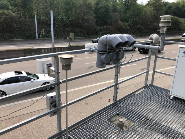 Messeinrichtungen auf dem Dach der Messstation an der Autobahn in Muttenz. Foto: AUE BS