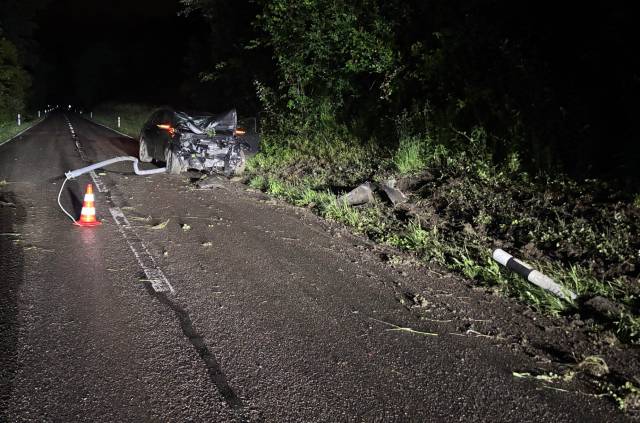 Ein Autofahrer verursachte bei Bremgarten erhebliche Schäden, kam aber mit leichten Verletzungen davon.