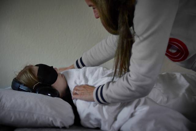 Eine ME/CFS-Patientin wird zu Hause versorgt. Foto: Sergej Preis/Deutsche Gesellschaft für ME/CFS