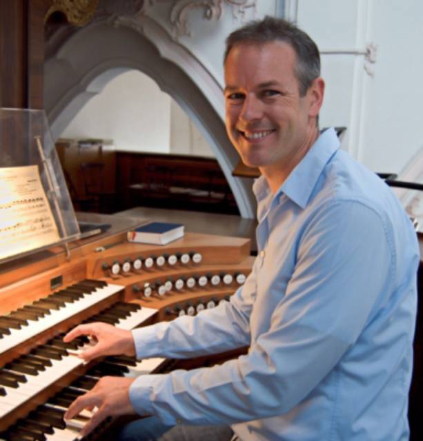 Jörg Sczepanski an der Klais-Orgel des Bad Säckinger Münsters