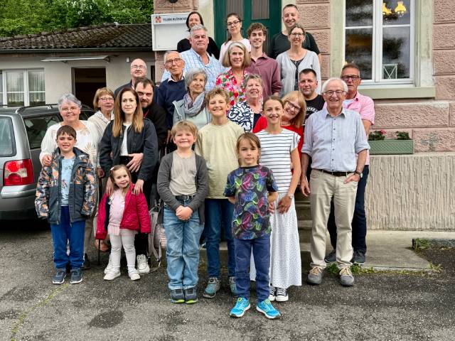 Das Ehepaar Rebman(n) mit ihrem Sohn (zweite Reihe von hinten) beim Treffen im «Warteck». Die Nachfahren von Kaspar und Maria Ursula Rebmann-Rehmann haben noch viele Cousins und Cousinen in Kaisten; Foto: Urs Müller