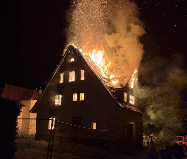 Ein leerstehendes Einfamilienhaus in Reinach wurde durch einen Brand zerstört. Verletzt wurde aber niemand.
