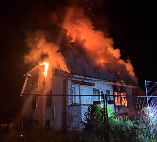 Ein leerstehendes Einfamilienhaus in Reinach wurde durch einen Brand zerstört. Verletzt wurde aber niemand.