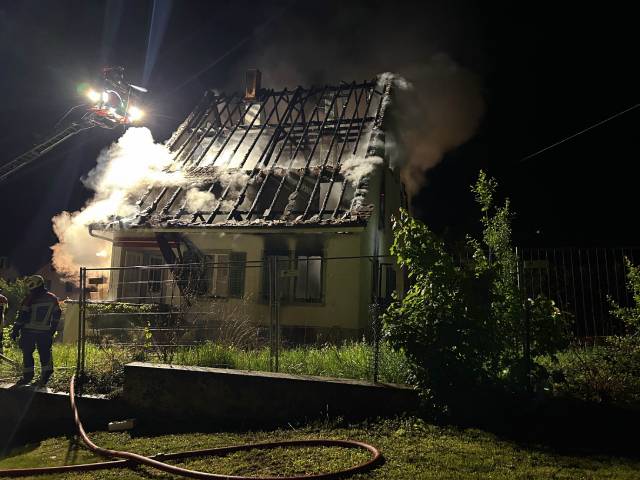 Ein leerstehendes Einfamilienhaus in Reinach wurde durch einen Brand zerstört. Verletzt wurde aber niemand.