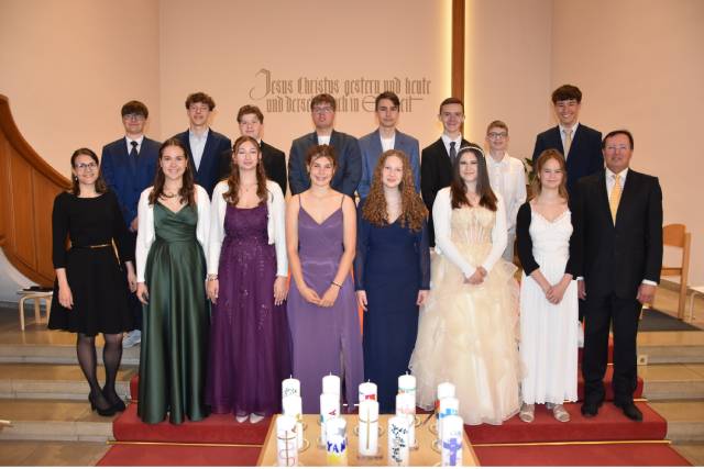 Konfirmiert wurden: Lena Cornelia Fäh, Janick Silvan Fehrenbach, Max William Grüninger, Lorenzo Heger, Ryan Hichri, Noah Elias Jäger, Fiona Kaufmann, Leon Elia und Luana Carmen Koller, Yannick Maël Müller, Sherley Shelby Schlingloff, Yannis Schneider, Dana Waldburger und Lia Sophie Wetzel. Foto: zVg