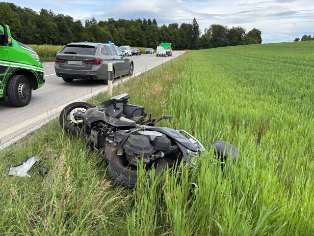 Mittelschwer verletzt wurde ein Motorradfahrer bei einem Überholmanöver.