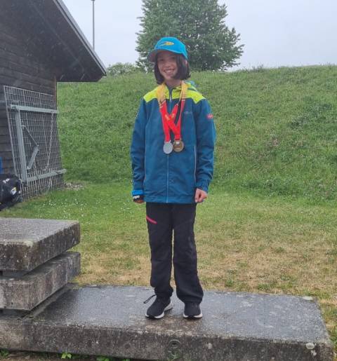 Mona Caduff holte sich zwei Medaillen - 1x Bronze über 1000m, 1x Silber im Hochsprung.