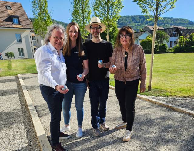 Von links: Alois Jud (Gemeinderat Wallbach), Diana Bamert (Raiffeisenbank Möhlin), Fabio Keller (Verwaltungsrat Raiffeisenbank Möhlin) und Gaby Hasler (Vizeammann Wallbach)