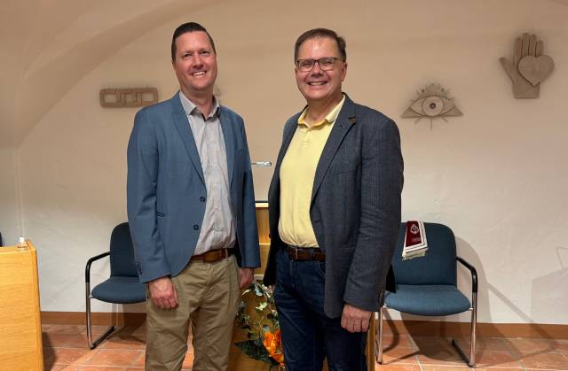Obermeister Adrian Meier (l.) und Untermeister Dominik Pfoster in der Zeremonienhalle während des Rundgangs durch das Logenheim. Foto: Lilia Staiger