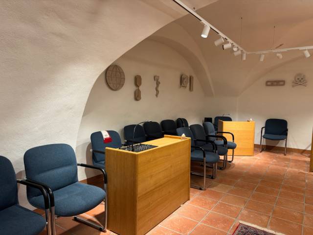 An der Wand befinden sich diverse Symbole, die für die Grundwerte der Odd Fellows stehen. Foto: Lilia Staiger