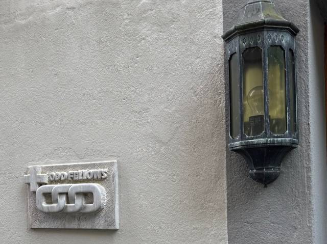 Das Kettengliedersymbol der Odd Fellows am Eingang zum Logenheim der Waldstadtloge Nr. 12 am Hauptwachplatz in Rheinfelden. Foto: Lilia Staiger