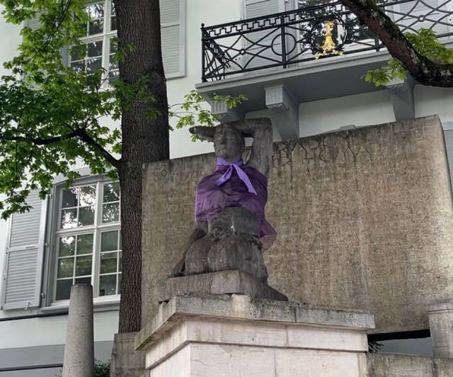 Impressionen von der feministischen Umhüllungsaktion in Liestal