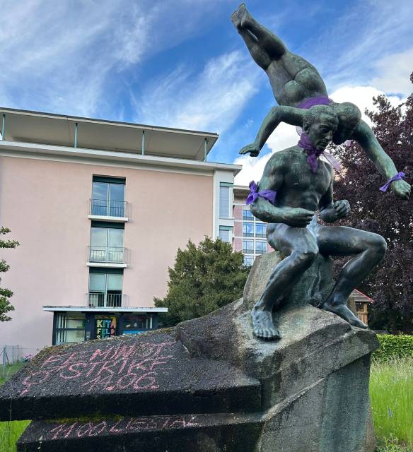 Impressionen von der feministischen Umhüllungsaktion in Liestal