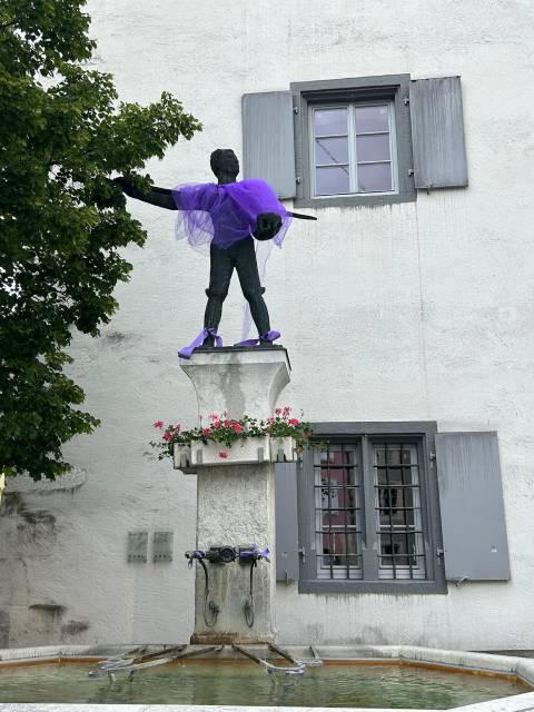 Impressionen von der feministischen Umhüllungsaktion in Liestal