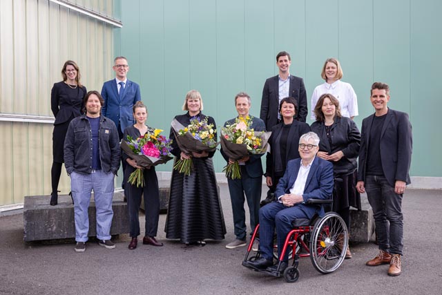  Von links: Helena Mettler (Leiterin Abteilung Kulturförderung), Olivier Joliat (Kulturrat), Markus Eigenmann (Regierungsrat), Vera Schnider (Spartenpreis Musik), Nicole Bernegger (Spartenpreis Musik), Alex Hendriksen (Spartenpreis Musik), Reto Tschudin (Landratspräsident), Barbara van der Meulen (Kulturrätin), Jürg Gohl (Kulturrat), Barbara Piatti (Kulturrätin), Esther Roth (Leiterin Amt für Kultur), Flavian Graber (Kulturratspräsident). Nicht auf dem Bild: Muhammed Kaltuk (Spartenpreis Choreografie/Tanz). Foto: Matthias Willi