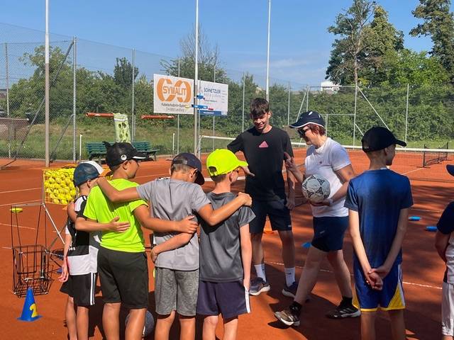 Immer ein Riesenpass für die Kleinen: Der Tenniskurs von FerienSpass Region Laufenburg während der Sommerferien beim Tennisclub Kraftwerk Laufenburg – sowohl auf dem Platz wie beim Znüni.