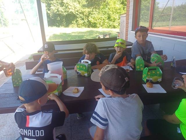 Immer ein Riesenpass für die Kleinen: Der Tenniskurs von FerienSpass Region Laufenburg während der Sommerferien beim Tennisclub Kraftwerk Laufenburg – sowohl auf dem Platz wie beim Znüni.