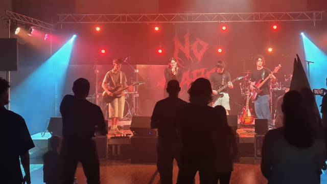 «The Returners» rissen das Publikum in der Steinli-Aula mit, bevor «No Caps» den Abschluss des Storeground-Bandfestivals bildete.