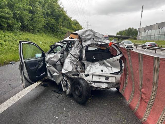 Bei eIner Auffahrkollision zwischen einen Last- und einem Personenwagen kam die Fahrerin des PKWs ums Leben.