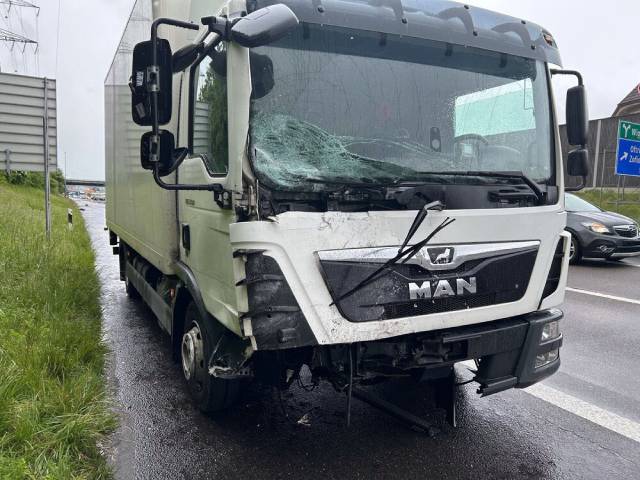 Bei eIner Auffahrkollision zwischen einen Last- und einem Personenwagen kam die Fahrerin des PKWs ums Leben.