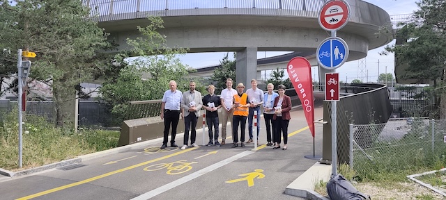 Vertreter:innen von SBB, Gemeinde, Kanton und Pro Velo bei der Übergabe des diesjährigen Architekturpreises. Foto: zVg