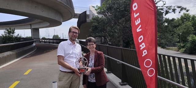 Marko Kern von den SBB und die Gemeindepräsidentin Franziska Stadelmann freuen sich über den Architekturpreis von Pro Velo beider Basel. Foto: zVg
