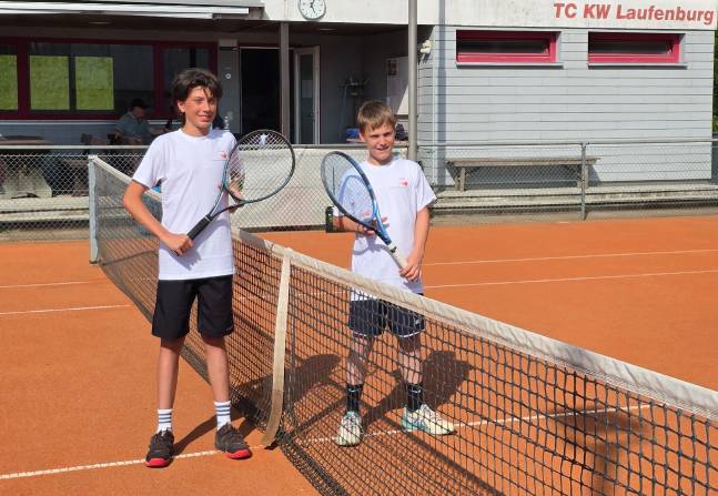 DDie beiden zwölfjährigen Juniorencracks des Tennis-Clubs Kraftwerk Laufenburg,  David Nicolas Bianu (links) und Lennox Jason Fasler, sind bereit für das Duell gegen die Freiämter Alterskollegen vom TC Muri.