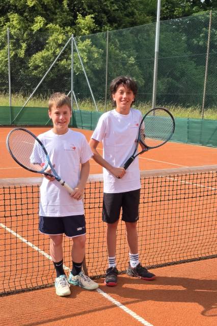 Die beiden zwölfjährigen Juniorencracks des Tennis-Clubs Kraftwerk Laufenburg, David Nicolas Bianu (rechts) und Lennox Jason Fasler, sind bereit für das Duell gegen die Freiämter Alterskollegen vom TC Muri.