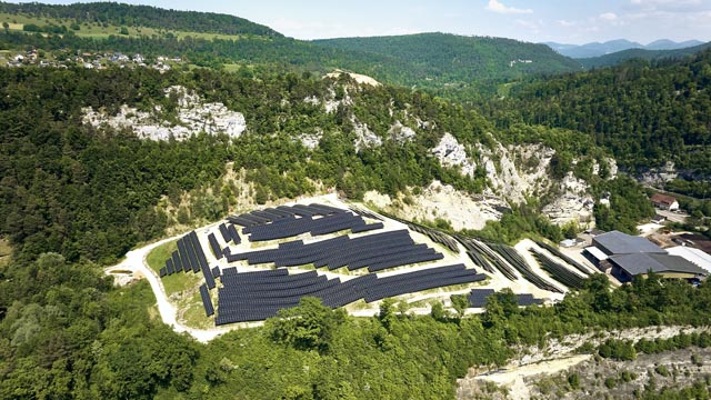 Drohnenaufnahme der PV-Anlage «Hinterm Chestel» auf der ehemaligen Kehrichtdeponie der KELSAG in Liesberg. Foto: Christian Aeberhard