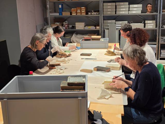 Einfache Reinigungsarbeiten bei den bibliophilen Beständen. Foto: 2026 © Fricktaler Museum
