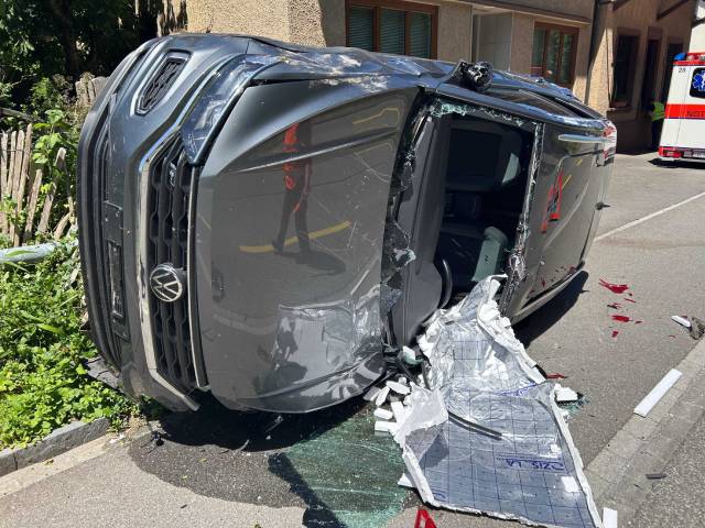 Mittelschwere Verletzungen erlitt der Fahrer des Unfallwagens.